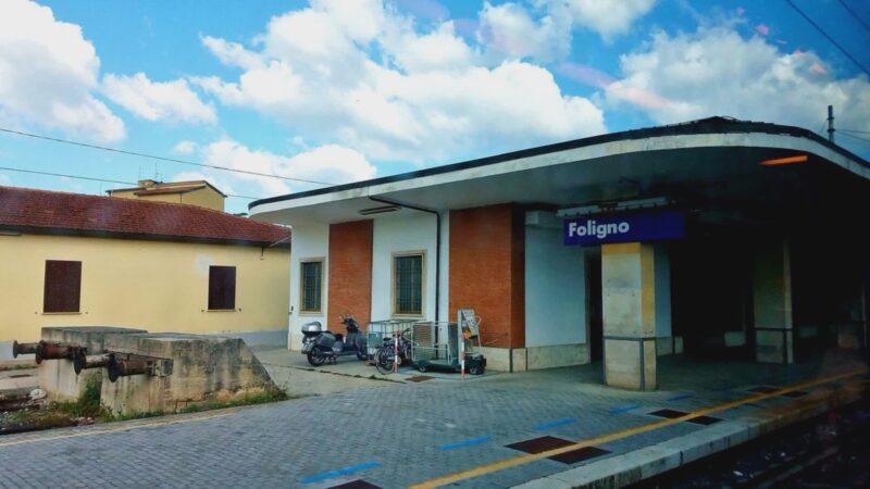 Giovane accoltellato alla stazione: aggressore in fuga